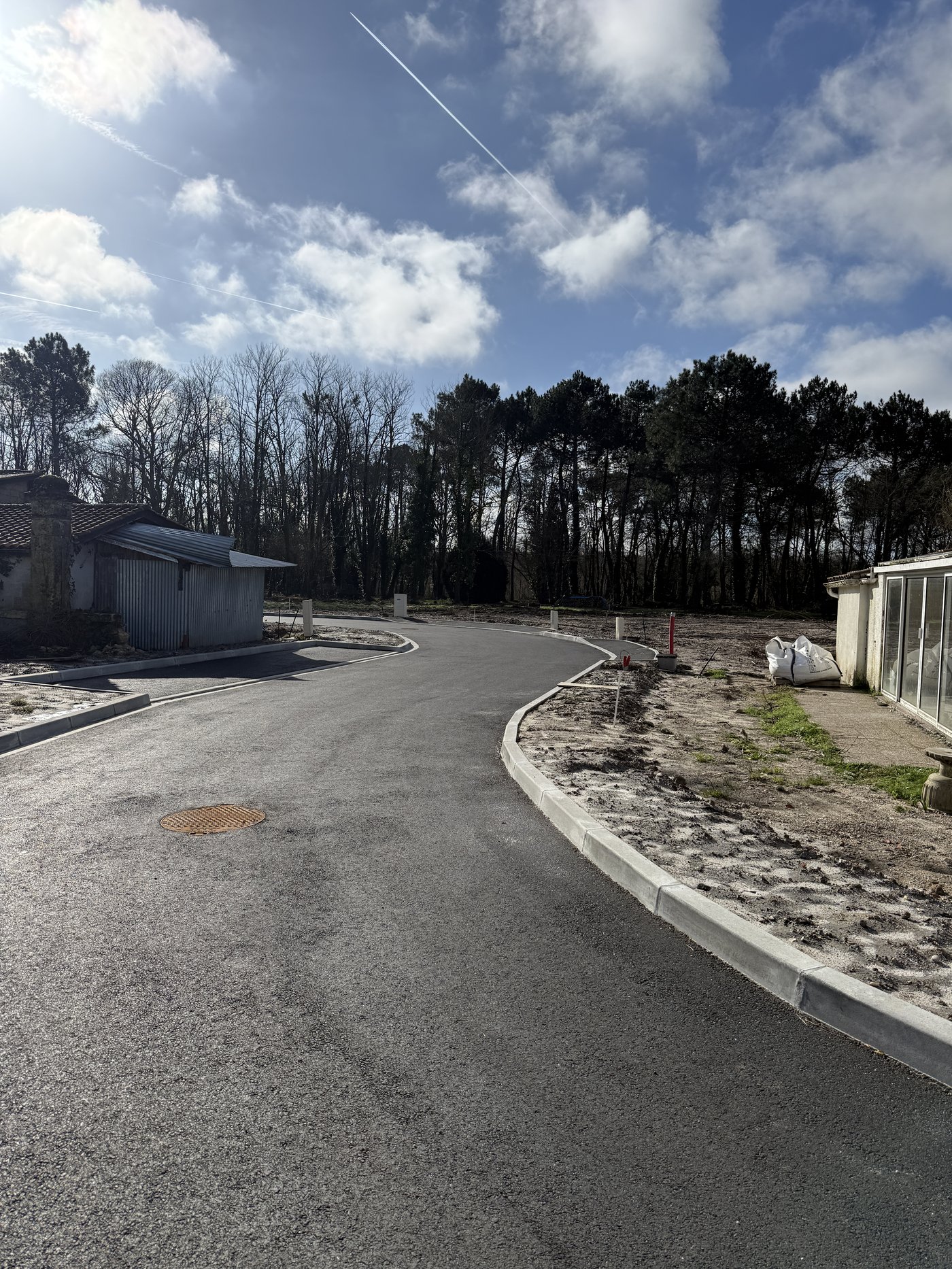 Voie interne et zone boisée