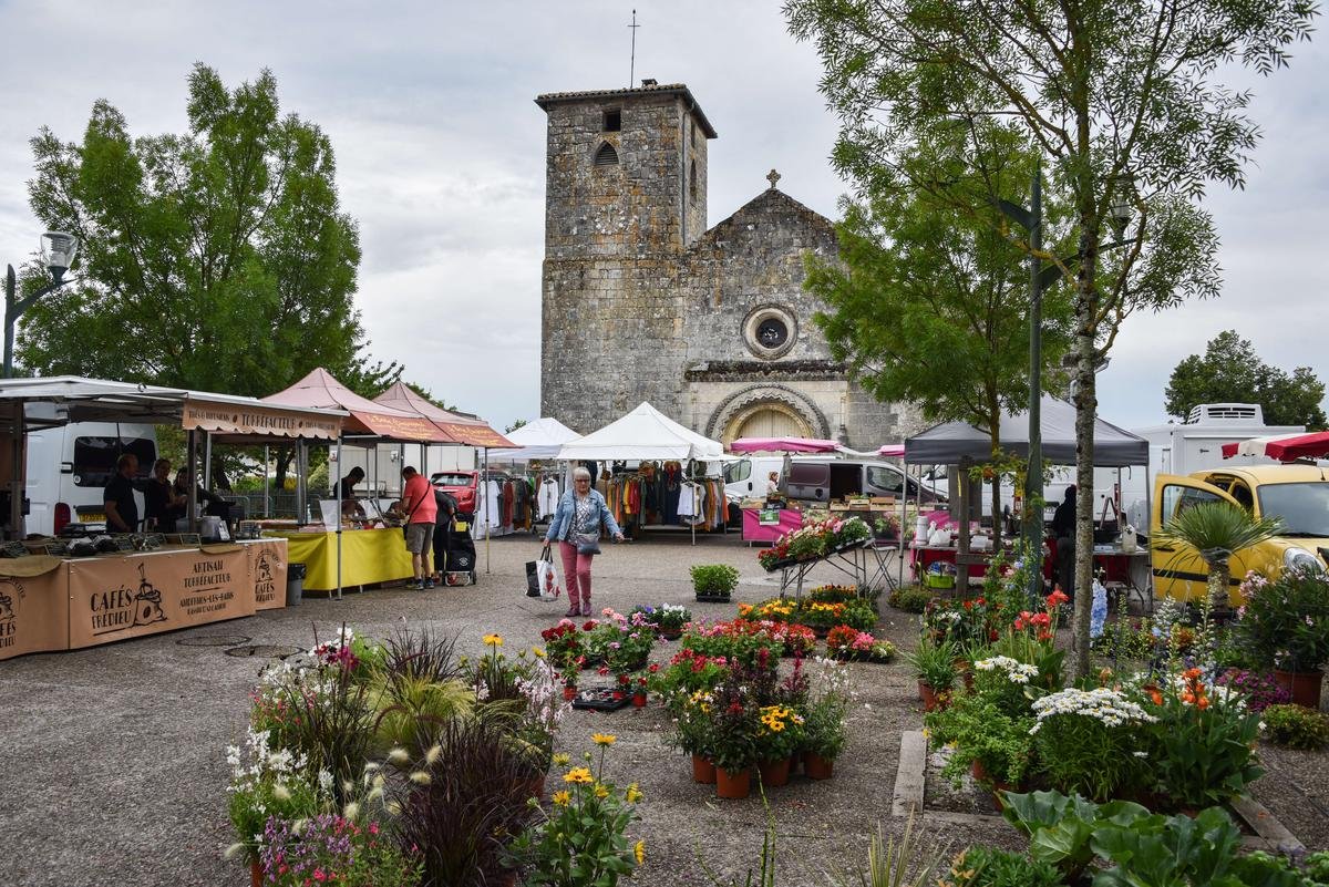 Marché hebdomadaire et église Saint-Aubin